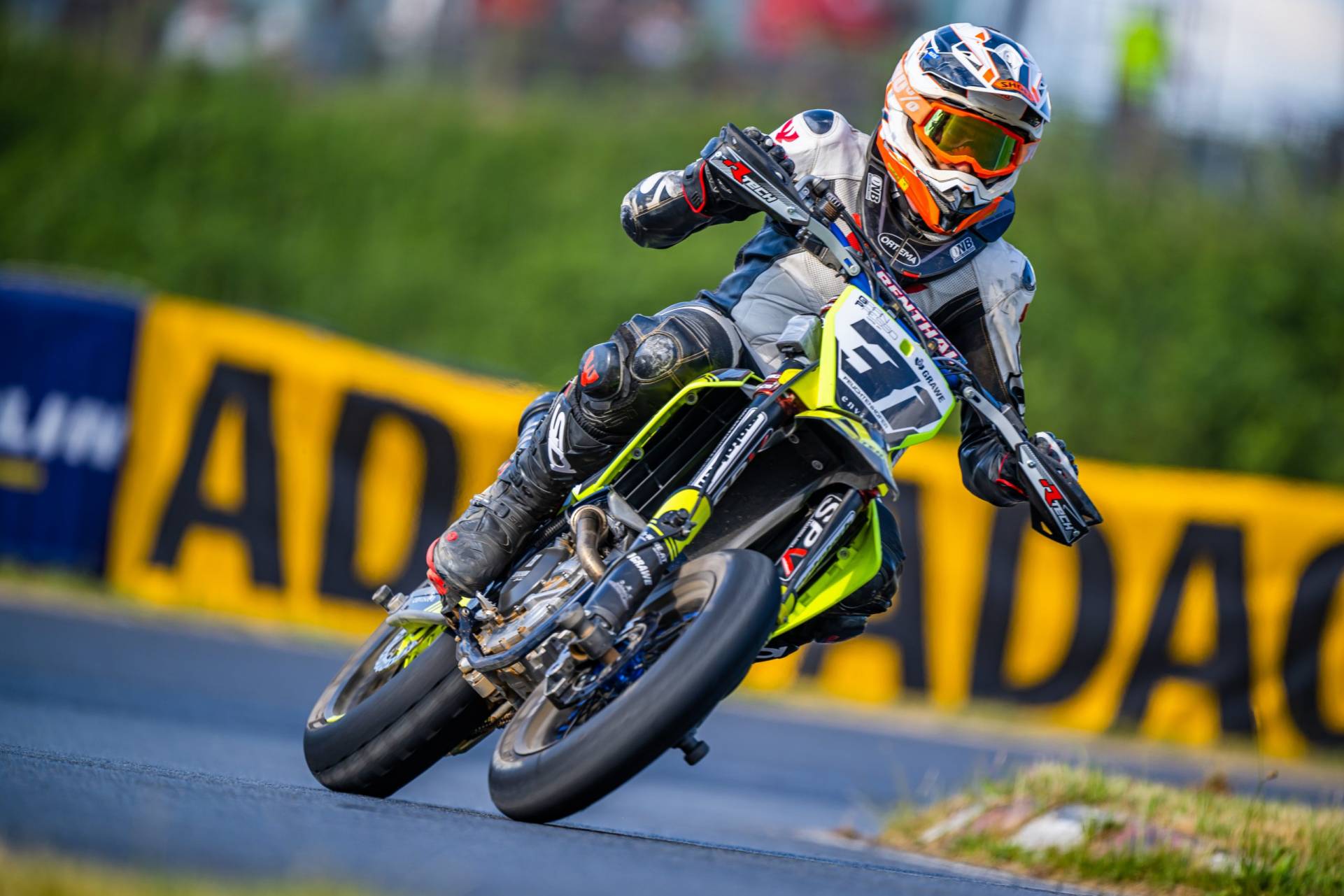 Alexander Feuchtenhofer im ADAC Team bei der Supermoto IDM 2022 in Schaafheim