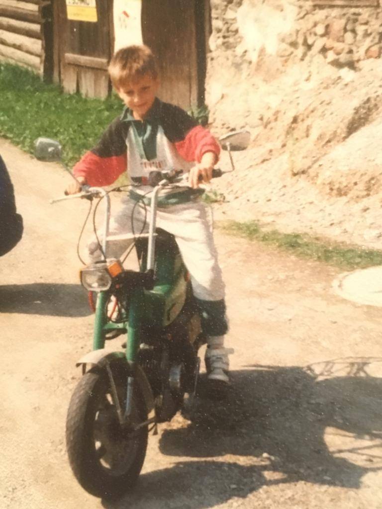 Alex Feuchtenhofer im Alter von 7 Jahren auf dem Moped